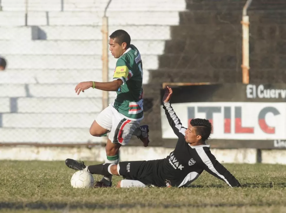 ATAQUE. Salazar (San Jorge) intenta llevarse la pelota ante la marca de Ovejero. 