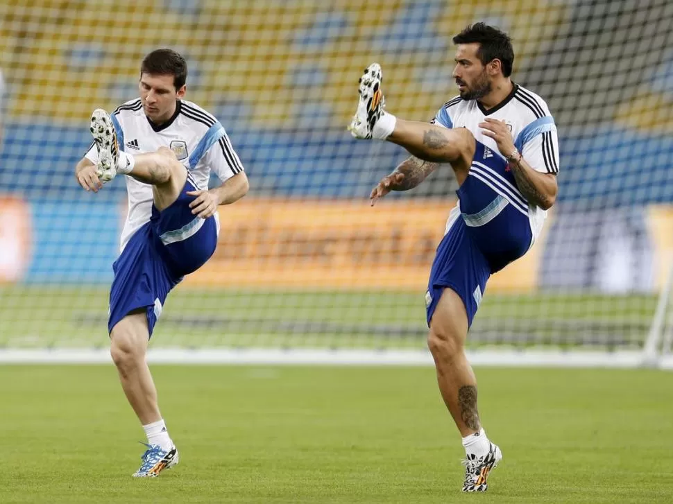 PUESTA A PUNTO. “La Pulga” Messi y el “Pocho” Lavezzi realizan ejercicios livianos en el Maracaná, donde la Selección hizo una sesión recreativa. 