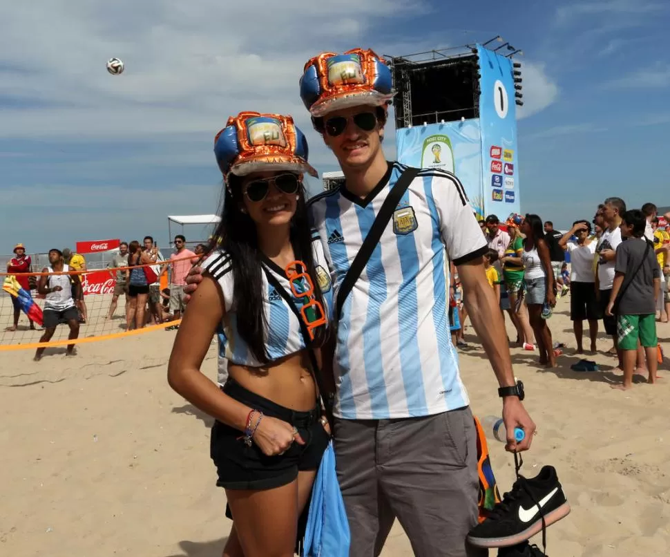  ENAMORADOS. Una pareja de hinchas “albicelestes” disfrutaron de la playa, antes del partido de hoy entre Argentina y Bosnia. 