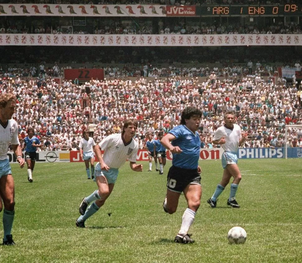 EL GOL DEL SIGLO. El 22 de junio de 1986, Diego Maradona eludía a seis ingleses, anotaba el mejor gol de la historia de los mundiales, llevaba a la Argentina a semifinales, hacía historia. infobae.com