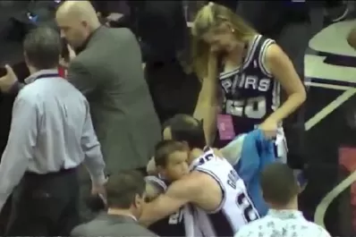 Últimos minutos de Ginobili frente a Miami y el abrazo íntimo con su familia