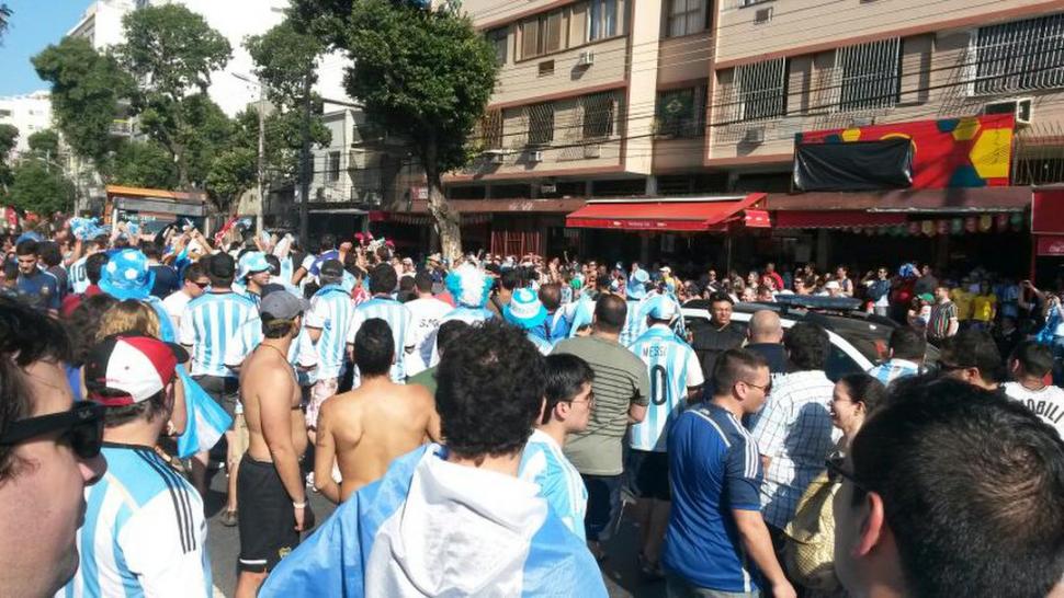 INTRANSITABLE. Las calles que rodean el estadio Maracaná se coparon de hinchas argentinos desesperados por conseguir entradas para el partido de ayer contra Bosnia. Llegaron de todas la provincias. 