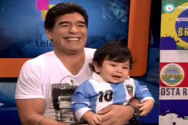 Maradona presentó a su hijo Dieguito Fernando en la tele y se emocionó