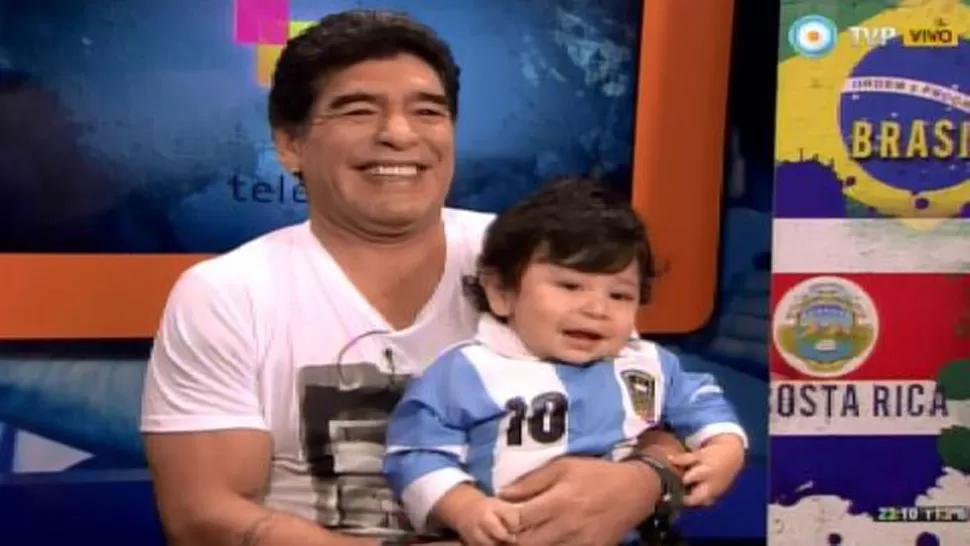 NUEVOS TIEMPOS. Maradona se mostró feliz junto a su hijito. FOTO TOMADA DE INFOBAE.COM