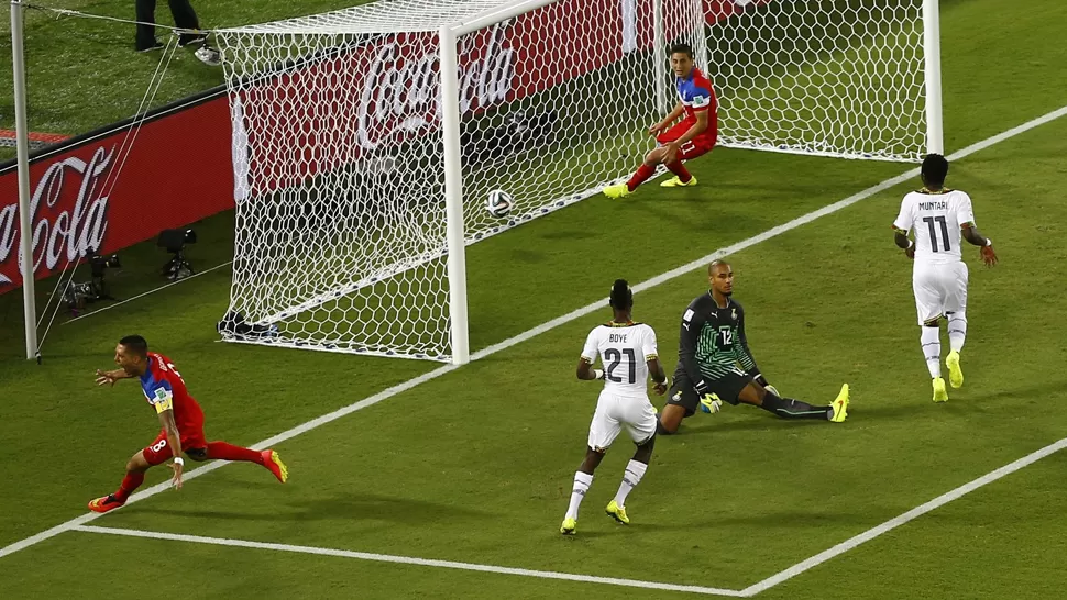 EL MEJOR COMIENZO. Dempsey puso en ventaja rápidamente a su seleccionado ante Ghana. REUTERS
