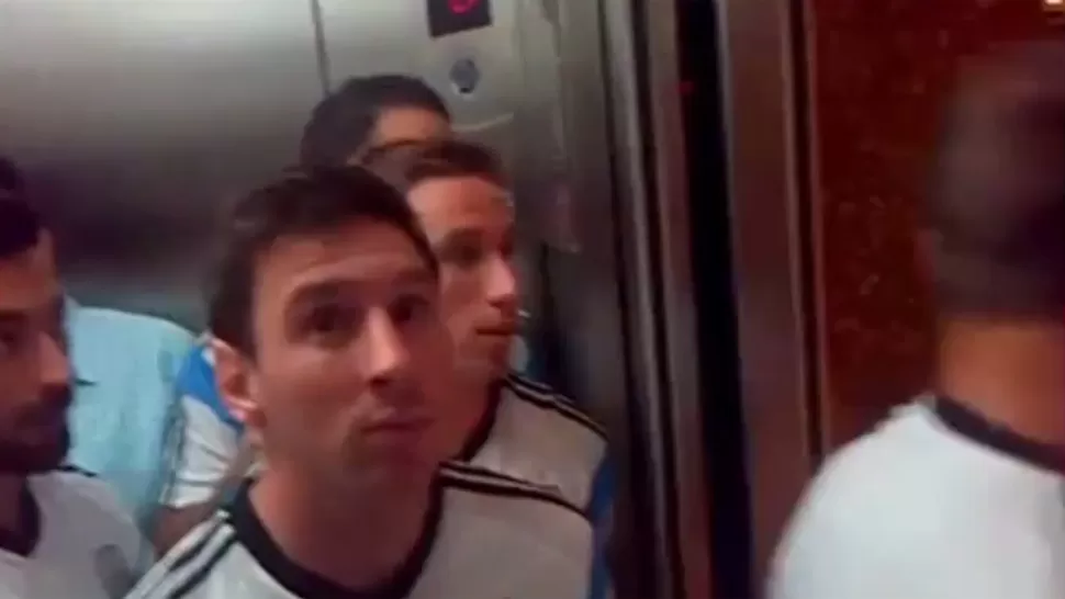 SORPRESA. El hincha argentino no dudó y grabó a Messi y compañía en el ascensor. CAPTURA DE VIDEO
