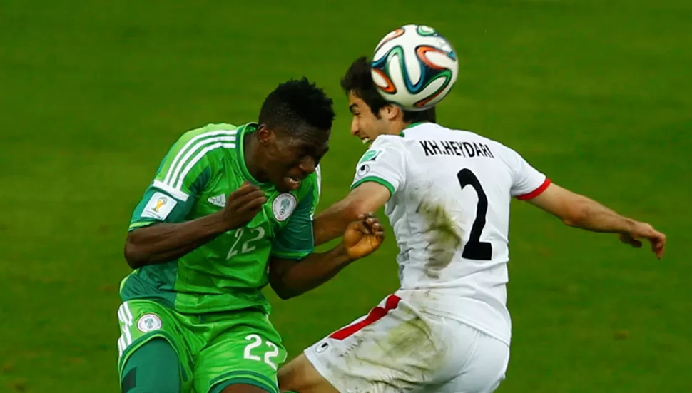 SÓLO LUCHA. Irán y Nigeria generaron muy pocas situaciones de gol. REUTERS