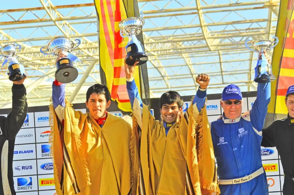 ALEGRÍA CONCEPCIONENSE. Pablo González y Pablo Morán en el podio, exhibiendo los tradicionales ponchos que se entregan a los ganadores en tierra catamarqueña. 