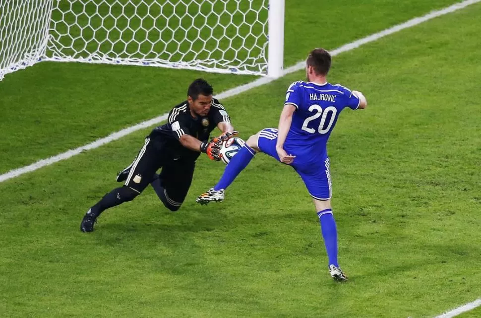 ES MÍA. Romero se anticipa a Hajrovic y rechaza el balón antes de que el bosnio intente robárselo. El arquero argentino tuvo una buena actuación en el debut.  