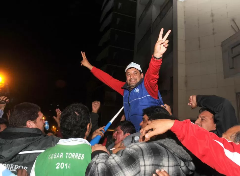 EN ANDAS. César Torres festeja junto a sus seguidores tras la victoria de ayer. la gaceta  / foto de antonio ferroni