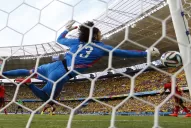 Las espectaculares tapadas del mexicano Ochoa, figura ante Brasil