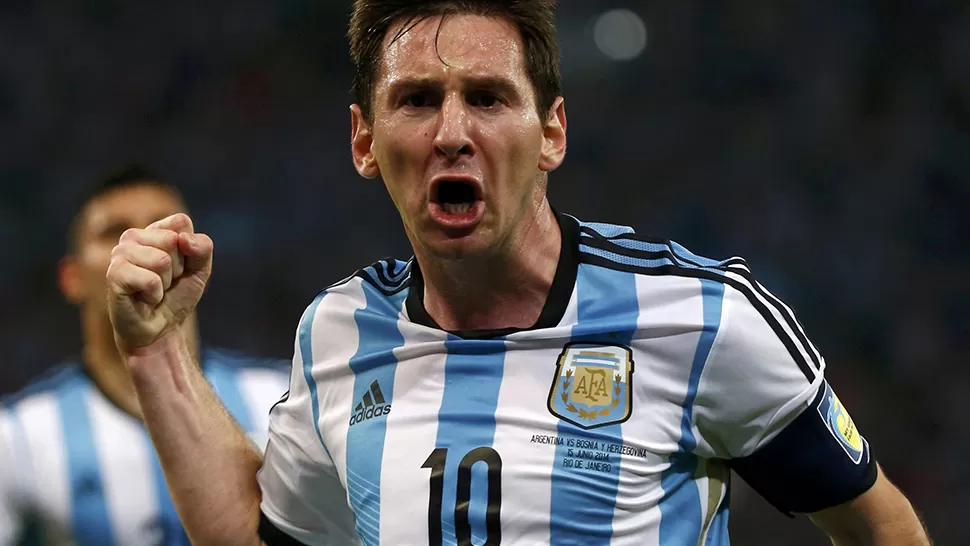 EL GRAN CAPITÁN. Messi habla afuera y adentro de la cancha. FOTO REUTERS. 
