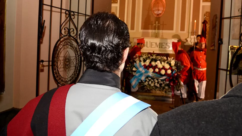 OFRENDA. El gobernador Urtubey hace el homenaje en el Panteón de la Catedral de Salta. FOTOS PRENSA GOBIERNO DE SALTA
