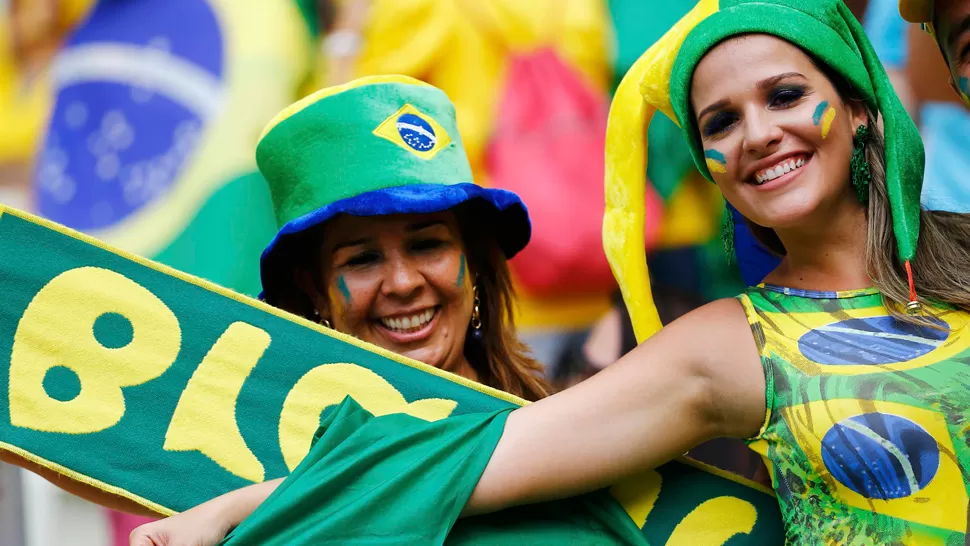 BELEZA. Las brasileñas se ganaron todas las miradas en las tribunas del estadio. REUTERS