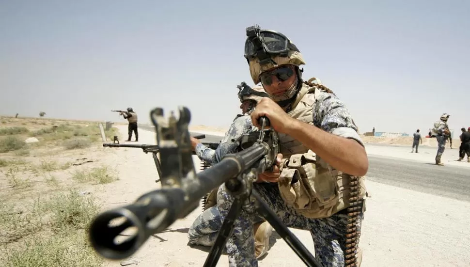 PATRULLAJE. Soldados del Ejército de Irak custodian una zona de Karbala, ante el avance de los insurgentes. reuters