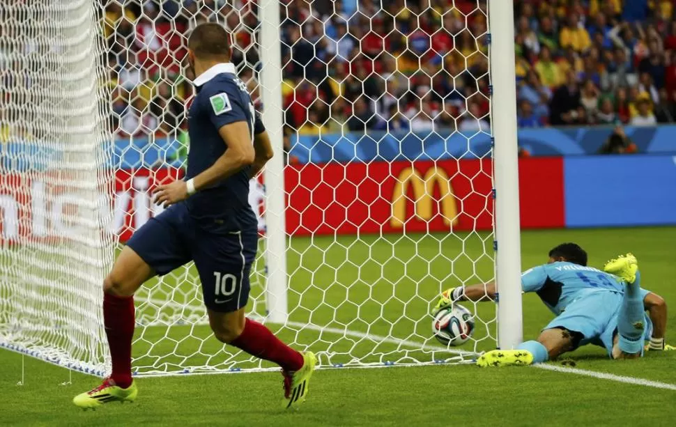 EL MOMENTO JUSTO. Valladares intenta sacar la pelota milésimas de segundo antes de que cruce la línea de gol.  REUTERS