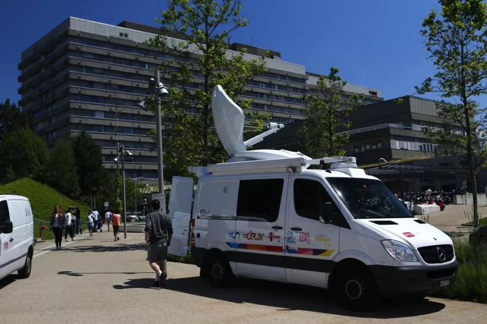 EN SUIZA. La entrada del Hospital Universitario de Lausana comenzó a poblarse de medios de comunicación cuando se conoció la buena noticia del traslado del piloto a una unidad del enorme edificio. 