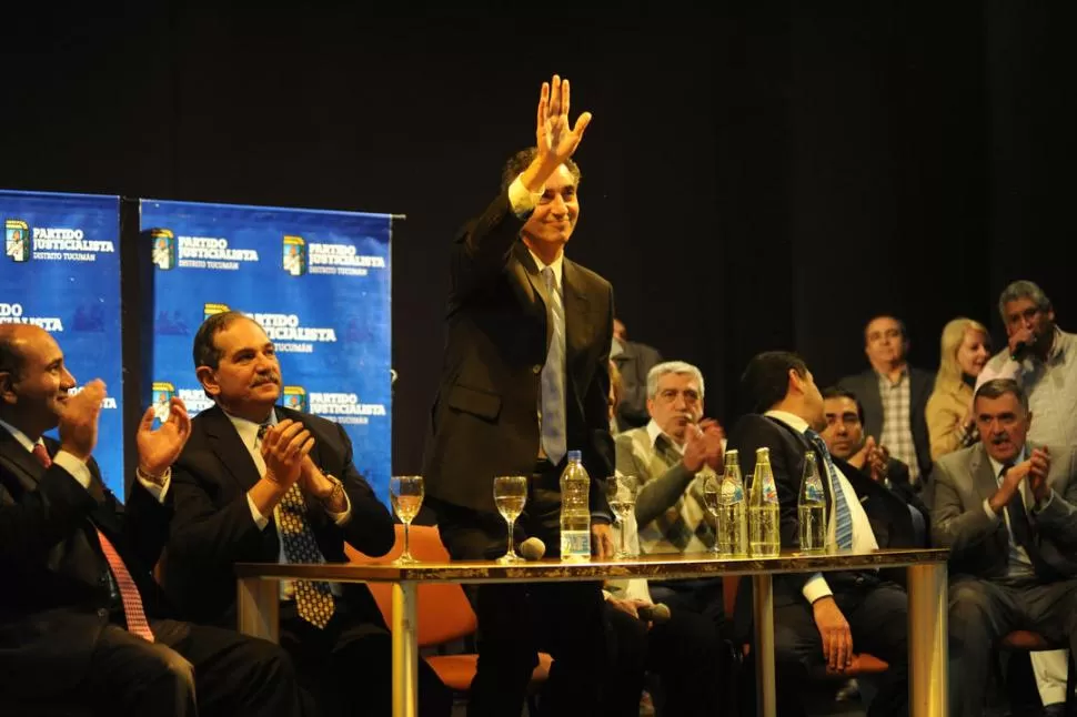 EN EL PJ. Randazzo (saludando) encabezó anoche un acto en el auditorio del partido, junto al gobernador Alperovich y al ministro de Salud, Manzur. la gaceta / foto de héctor peralta