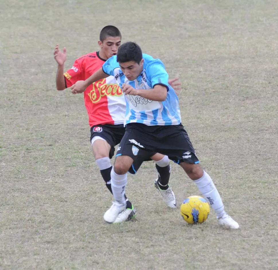 IGUALDAD. El termense Néstor Sosa se lleva la pelota ante Mario González. 