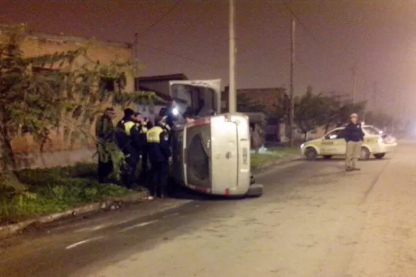 Dos autos chocaron en el cruce de dos avenidas, en el barrio Lomas de Tafí