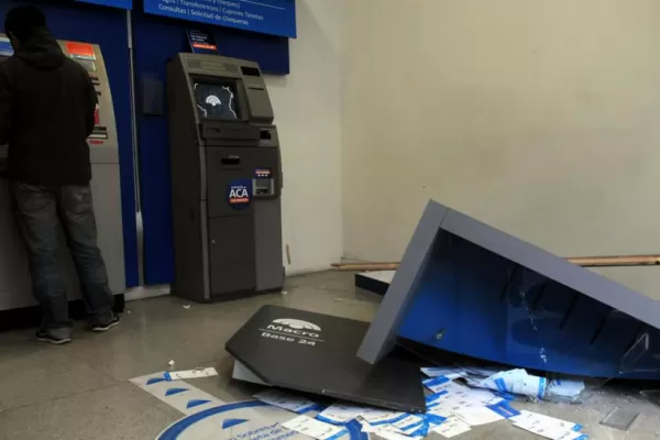 No pudo hacer un depósito y se hizo detener para que no lo robaran