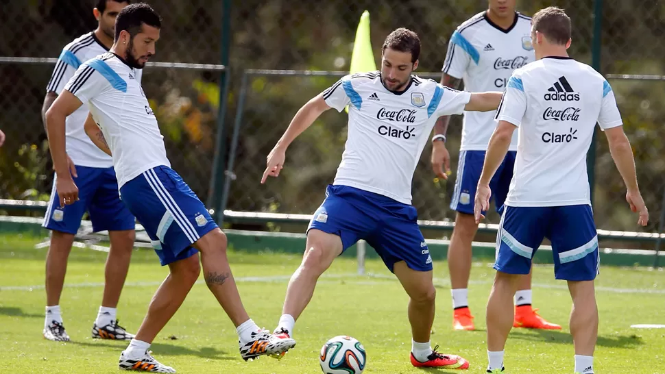 SOCIO IDEAL. Higuaín integrará el ataque argentino, junto con Messi y Agüero. REUTERS