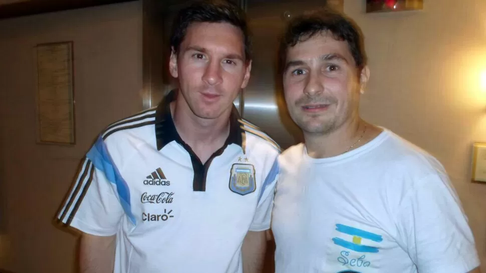 VALE ORO. Sebastián tuvo su foto con Messi, con Orión como fotógrafo. 