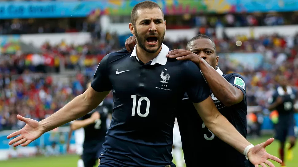 ARTILLERO. Benzema anotó dos goles para Francia en el partido debut. REUTERS