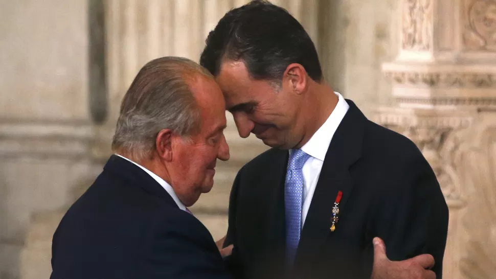 MOMENTO EMOTIVO. El rey Juan Carlos y su sucesor, Felipe VI, se abrazaron durante la ceremonia. REUTERS