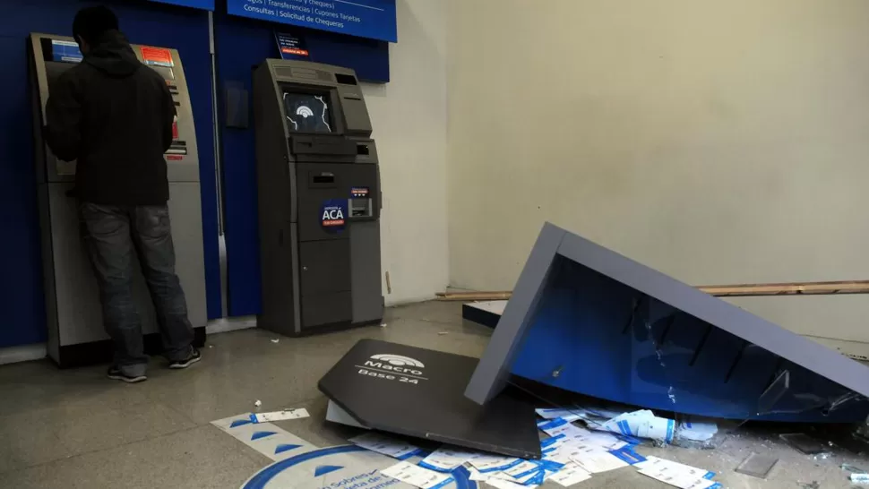 INDIGNADO. El empresario rompió un cajero automático y dio vuelta uno de los mostradores del banco. FOTO TOMADA DE LOSANDES.COM.AR