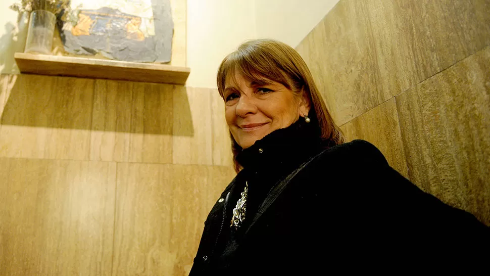 LA AUTORA. María Teresa Nardi junto a la imagen de La Merced que está a la entrada de LA GACETA. la gaceta / foto de franco vera 