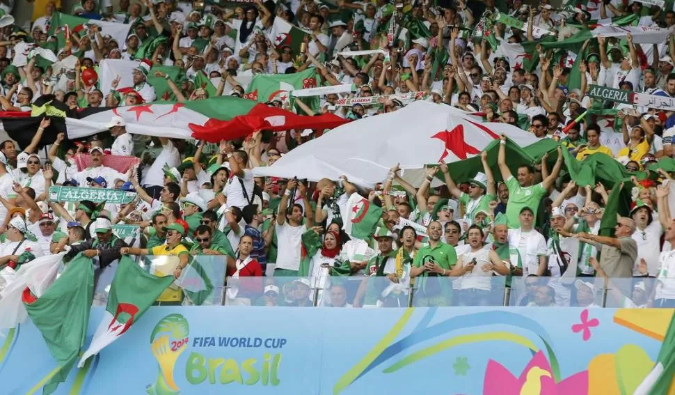 EN PÚBLICO, GANARON. Unos 4.000 argelinos les pusieron color a las tribunas del estadio Mineirao. 