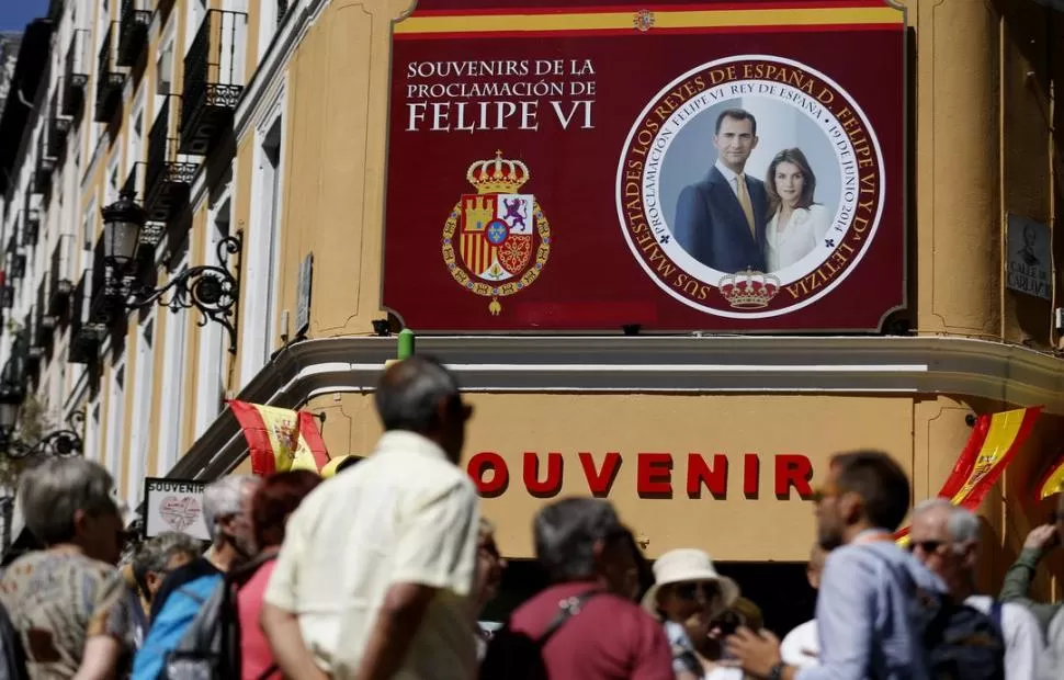 POR MADRID. En muchos comercios ya promocionan para la venta los souvenires con Felipe VI y Letizia. reuters