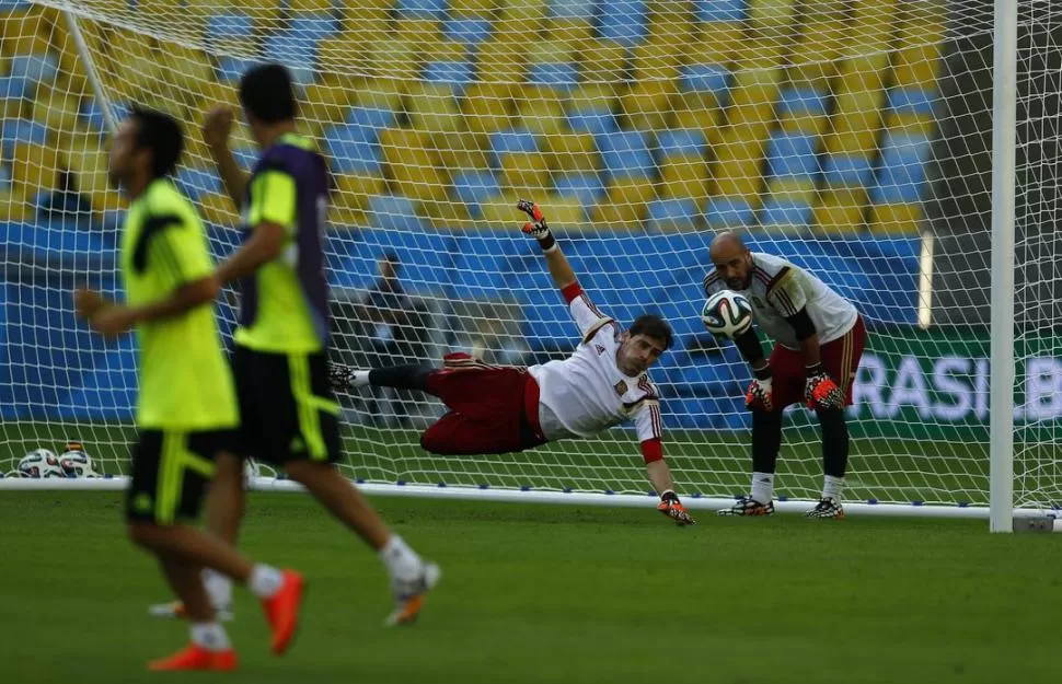 EN LA MIRA. Iker Casillas conservará la titularidad a pesar de los errores cometidos en el encuentro contra Holanda. reuters