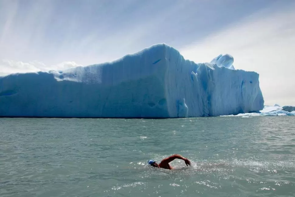 IMPONENTE. Matías Ola, nadando a orillas del glaciar Perito Moreno en El Calafate, por el Abierto Mundial de Aguas Heladas en 2013, una de las tantas proezas que realizó el tucumano en toda su carrera.  fotos facebook / Matias Ola
