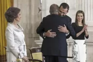 Felipe asume la corona tras abrazar al viejo rey