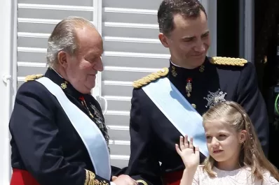 Tres generaciones de la monarquía española saludaron desde el balcón del Palacio Real