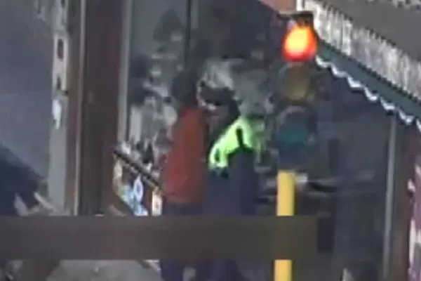 Lo filmaron mientras robaba en un local de El Bajo