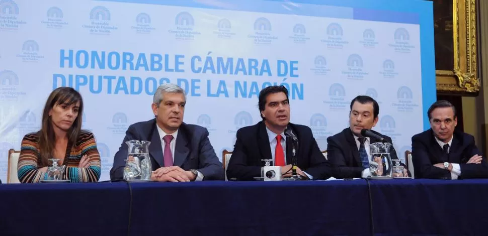 ROSTROS SERIOS. Di Tullio, Domínguez, Capitanich, Zamora y Pichetto encabezaron la conferencia de prensa, de la que no participó el ministro Kicillof. dyn