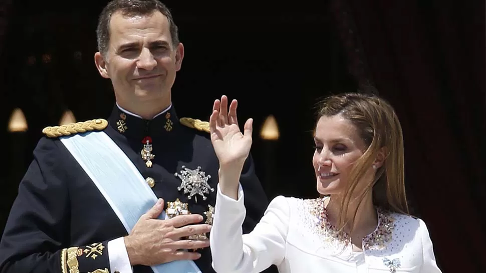 IMPECABLE Y AUSTERA. Así lució la nueva reina de España. FOTOS DE REUTERS