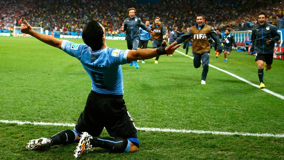 EL CHICO DE LA TAPA. Suárez anotó dos golazos para darle la victoria a Uruguay. REUTERS