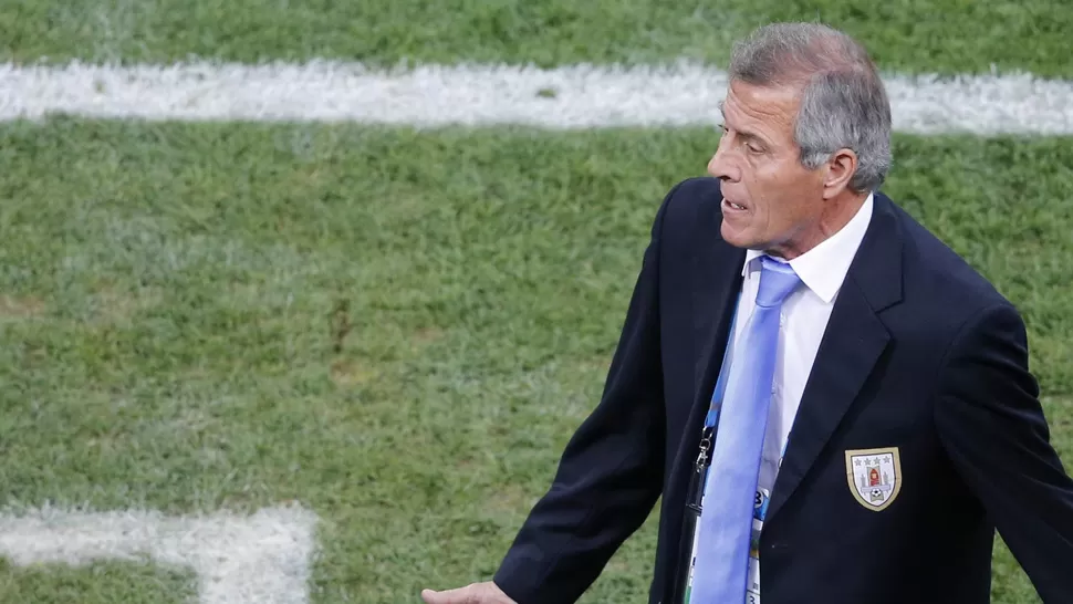 HISTÓRICO. De la mano de Tabárez, Uruguay derrotó a un equipo europeo en un Mundial, después de 44 años. REUTERS