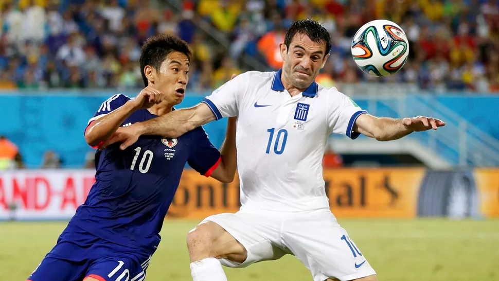 POCO FÚTBOL. Japón y Grecia lucharon se preocuparon más por marcar que por jugar. REUTERS