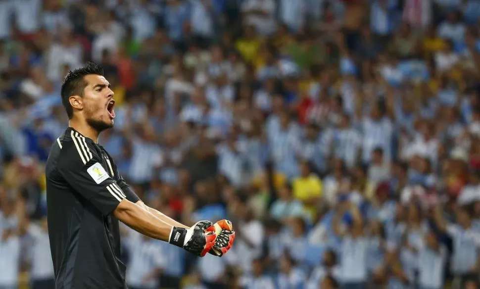 FIGURA. Romero fue una pieza clave en el triunfo de Argentina sobre Bosnia en el debut nacional en Brasil 2014. Atajó bien. 