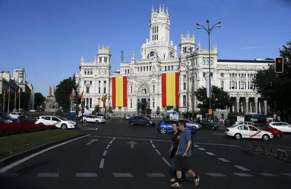MADRID SE VISTE DE GALA. Las autoridades invitan a vestir los balcones con la bandera española. 