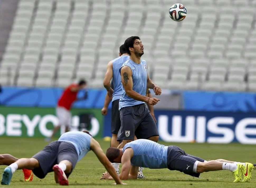 LA ESPERANZA. Suárez es la máxima carta de gol de Uruguay que, hoy, debe vencer a Inglaterra para seguir con chances. reuters