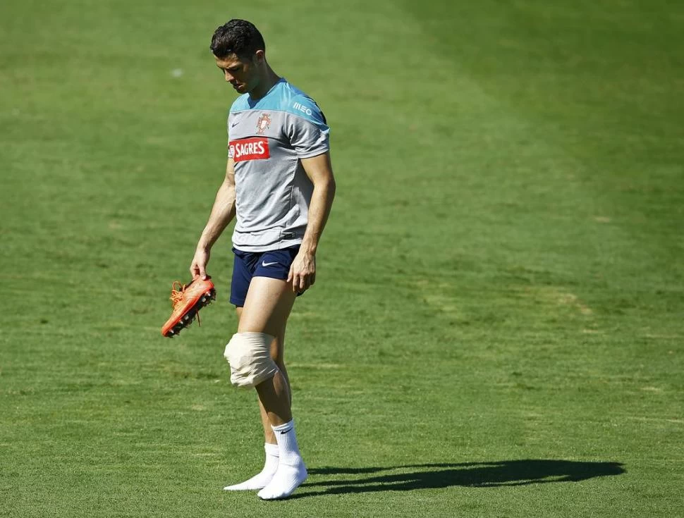 EL PROBLEMA. Cristiano Ronaldo tiene una lesión en la rodilla izquierda. 