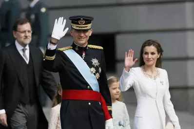 Letizia se mostró con un look sobrio y elegante