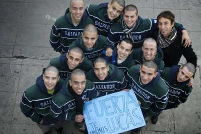 Amor de chicos: se raparon para acompañar a su amigo con cáncer