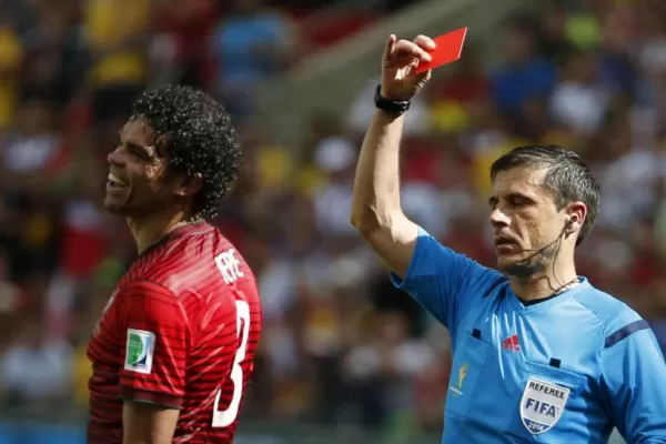 Un árbitro que no duda en sacar la tarjeta roja